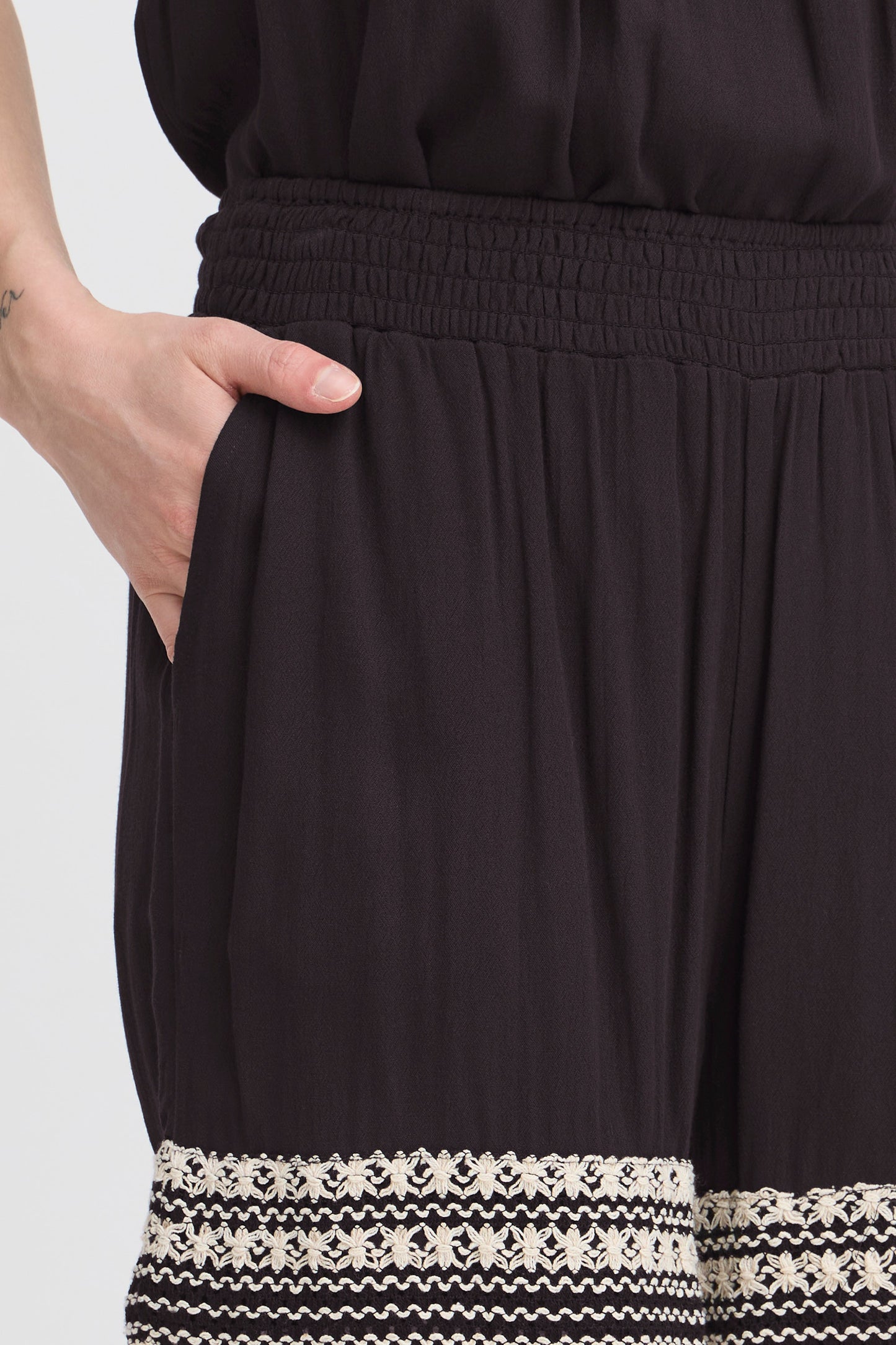ICHI Ragni Shorts in Black