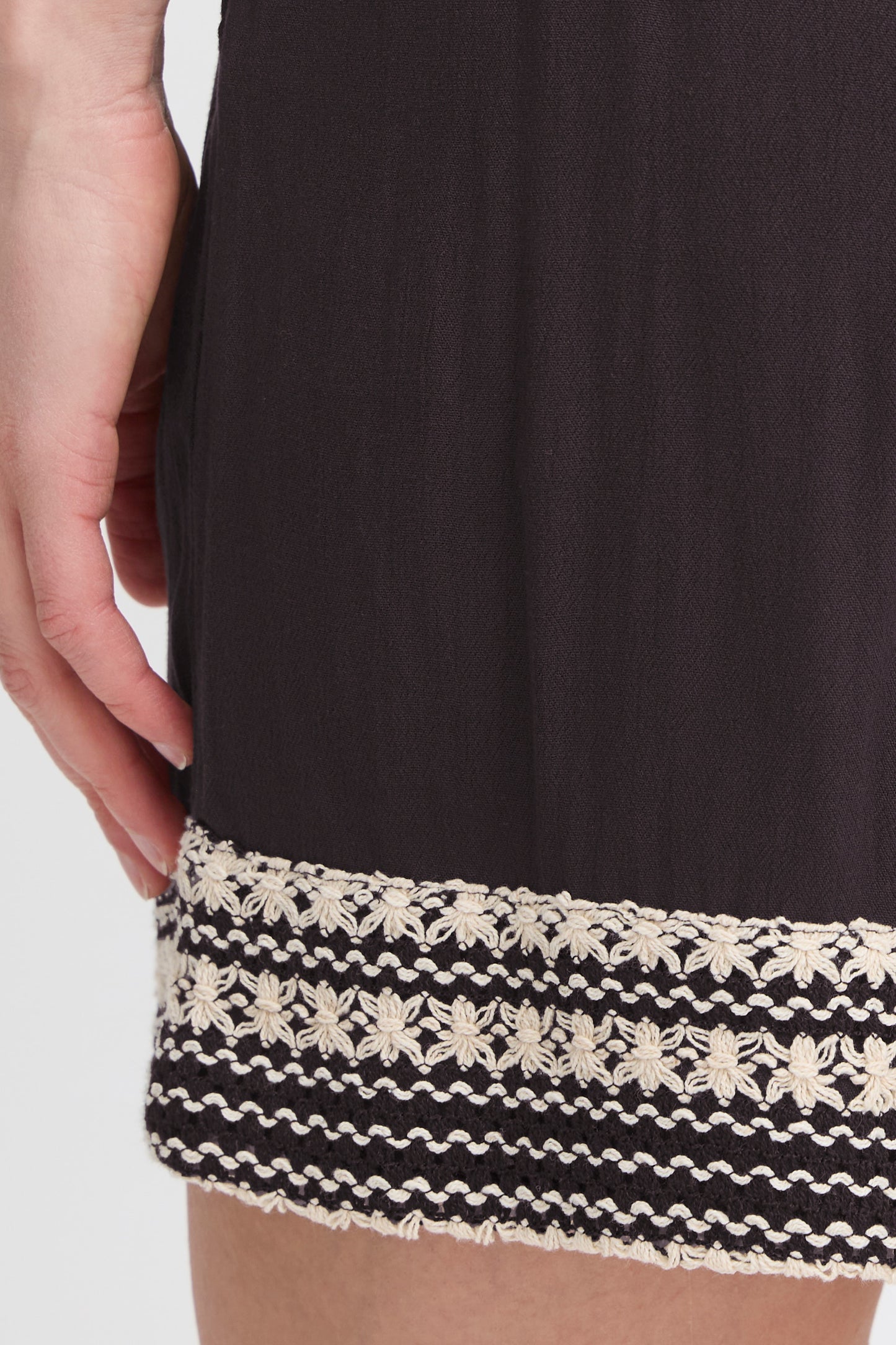 ICHI Ragni Shorts in Black