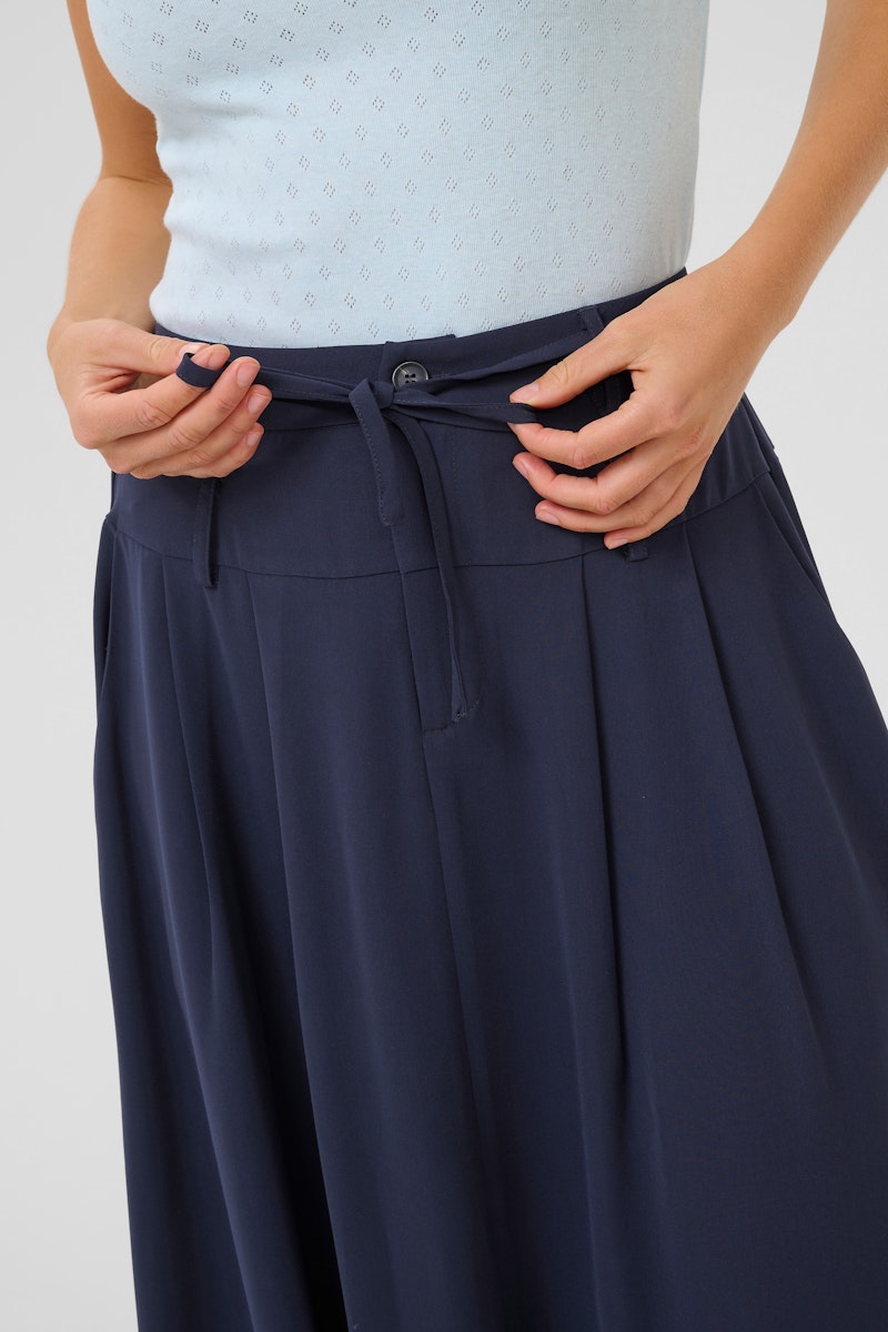 KAFFE Illis Skirt in Midnight Marine