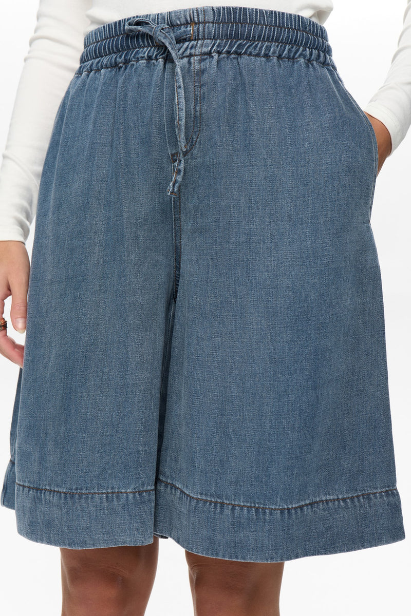 Numph Elida Shorts in Snow Washed Denim