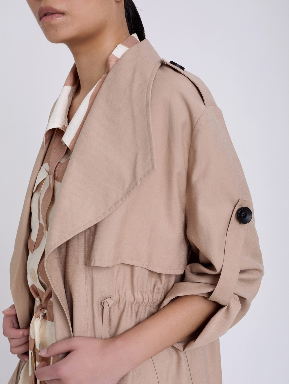 Skatie 3/4 flap Fluid Trench Coat in Sand