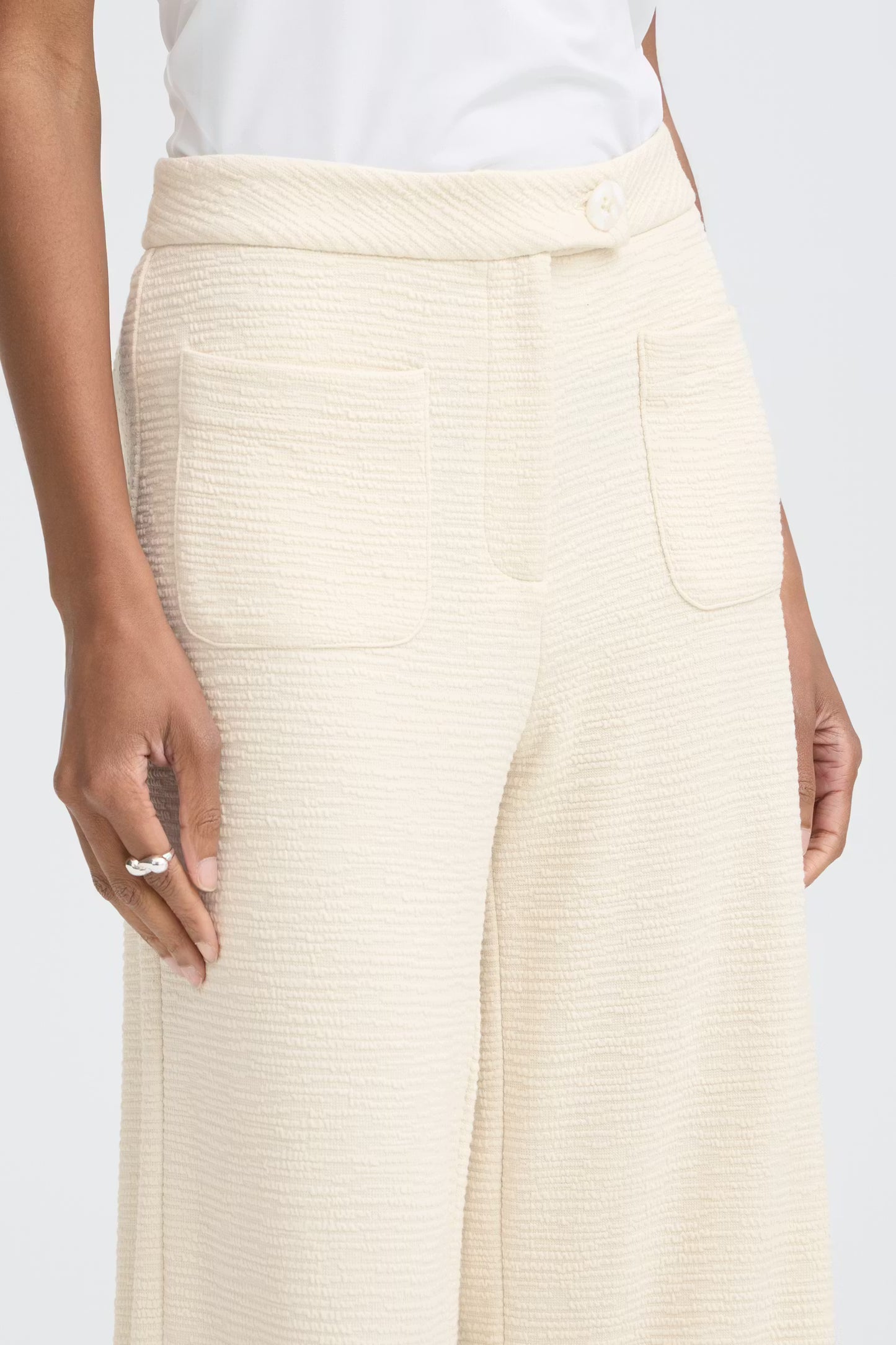 ICHI Kate Cropped Trousers in Almond Milk