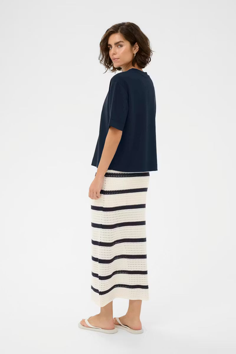 KAFFE Annie Tee in Henna Midnight Marine