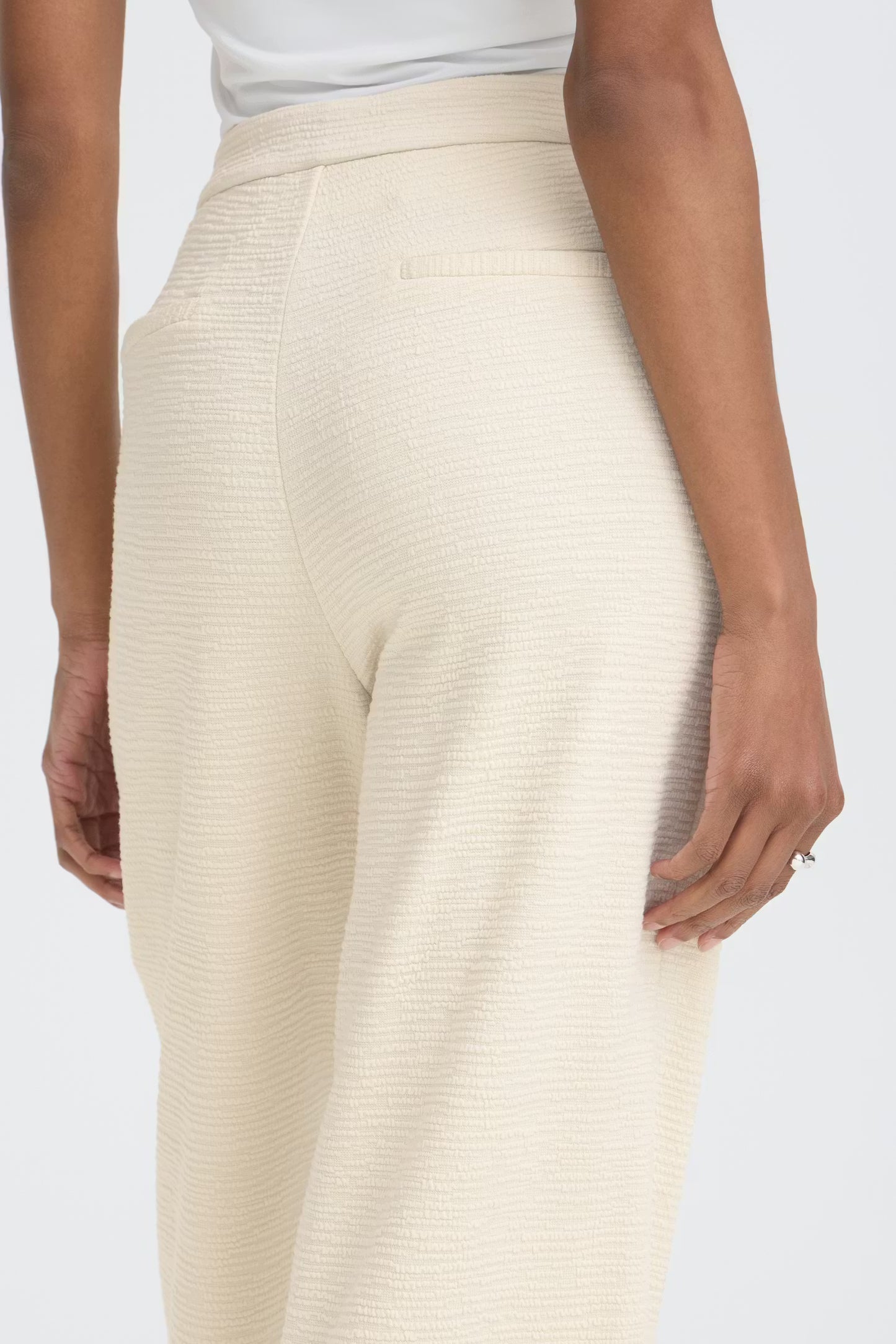 ICHI Kate Cropped Trousers in Almond Milk