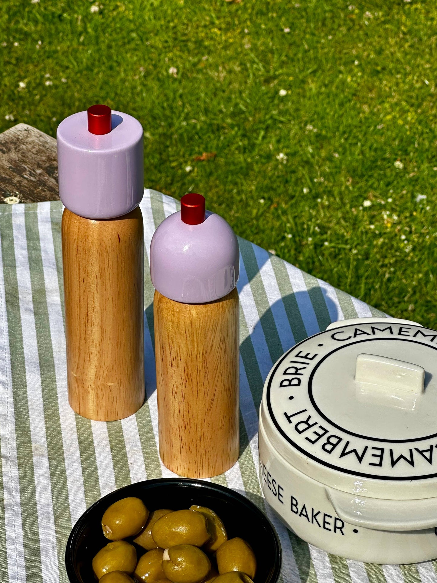 MÆGEN - Salt & Pepper Grinder - Lilac & Red: Medium