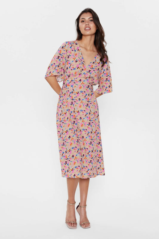 pretty Nuria Tea dress with half sleeve, v-neck and in a midi lenght