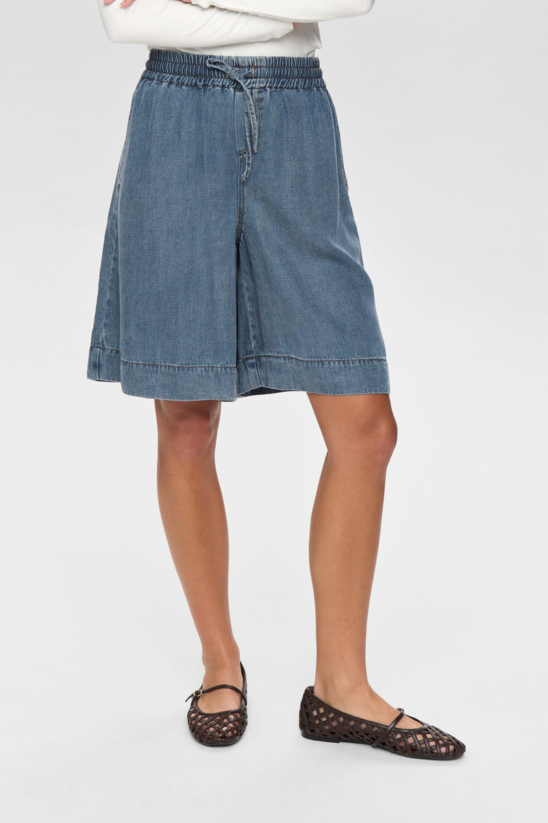 Numph Elida Shorts in Snow Washed Denim