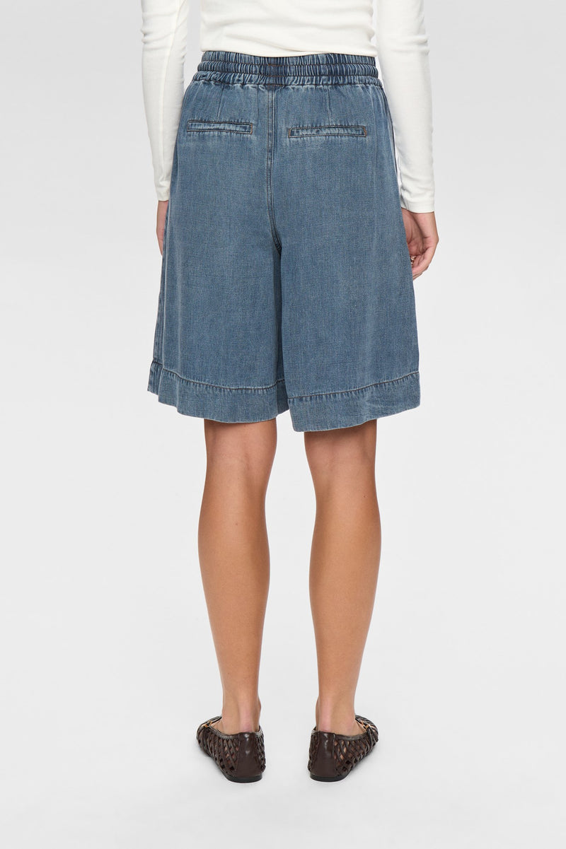 Numph Elida Shorts in Snow Washed Denim
