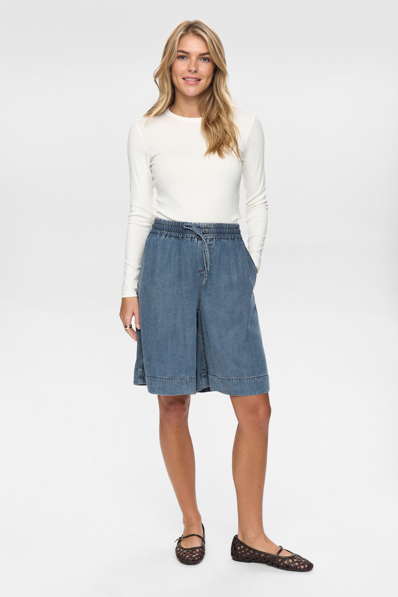 Numph Elida Shorts in Snow Washed Denim