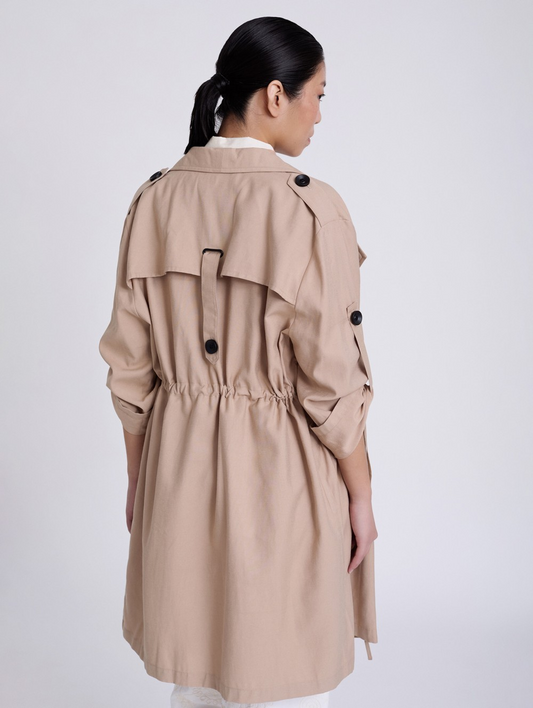 Skatie 3/4 flap Fluid Trench Coat in Sand