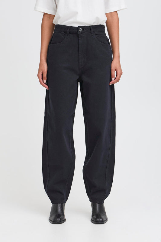 ICHI Hezano Jeans in Dark Navy. Person wearing black pants and white shirt on a white background