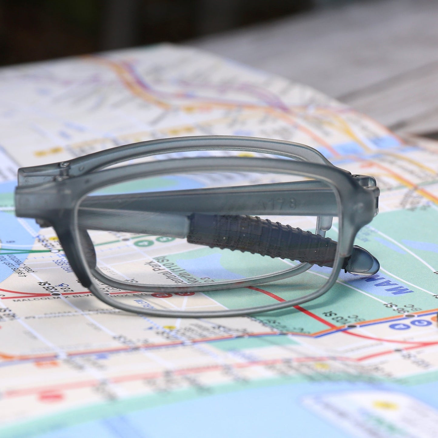 Kikkerland Folding Readers In Zipper Case