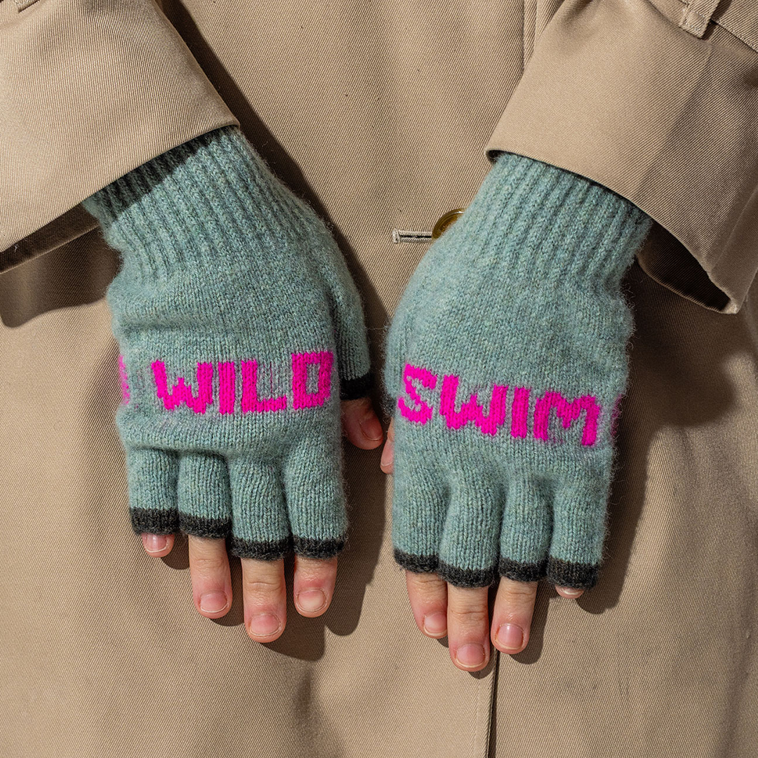 Black & Beech Wild Swim Fingerless Gloves in Mojito & Neon Pink