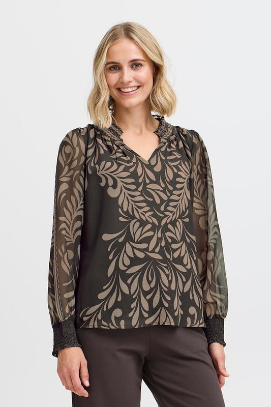 Kaffe Charli Blouse in Black AOP with leaf print, v-neck and collar and sheered detail at the wrists