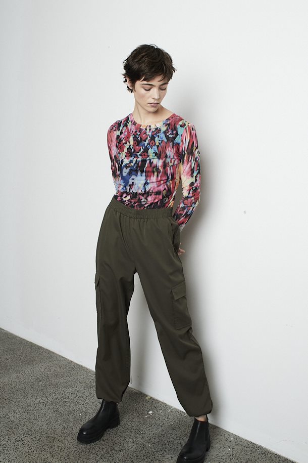casual drapey cargo pant with elastic waistband in dark green or black