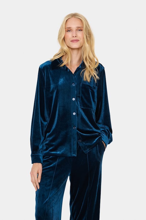 Saint Tropez Henrika Shirt, a loose fitting shirt in velvet in a blue Titan colour